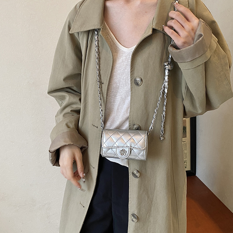 Geantă crossbody Chanel-inspirată, stil urban simplu, exterior nailon, căptușeală poliester, închidere cu lacăt, buzunar pentru telefon, lansare toamnă 2024