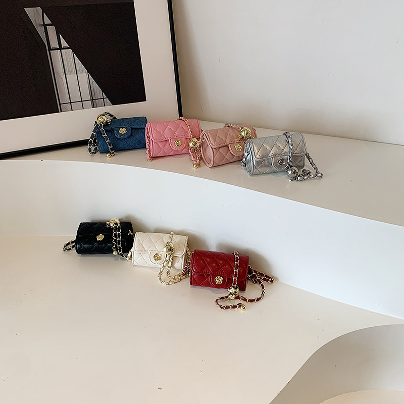 Geantă crossbody Chanel-inspirată, stil urban simplu, exterior nailon, căptușeală poliester, închidere cu lacăt, buzunar pentru telefon, lansare toamnă 2024