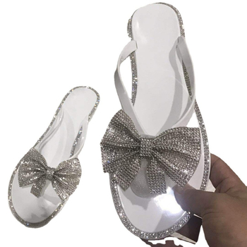 Moteriški PVC šlepetės su kaspinu ir deimantais – viršus PVC, padas PVC, injekcinis padas, plokščias kulnas, laisvalaikio stilius