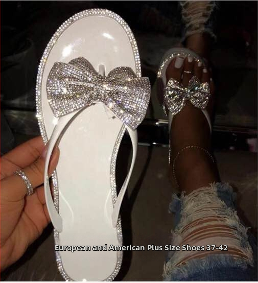 Moteriški PVC šlepetės su kaspinu ir deimantais – viršus PVC, padas PVC, injekcinis padas, plokščias kulnas, laisvalaikio stilius