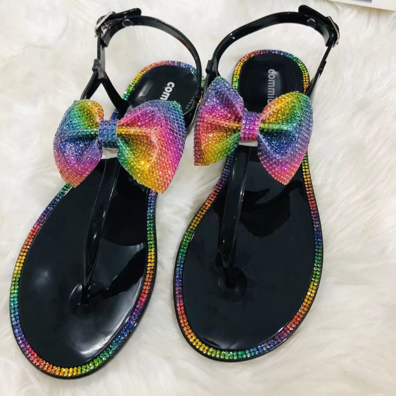 Moteriški PVC šlepetės su kaspinu ir deimantais – viršus PVC, padas PVC, injekcinis padas, plokščias kulnas, laisvalaikio stilius