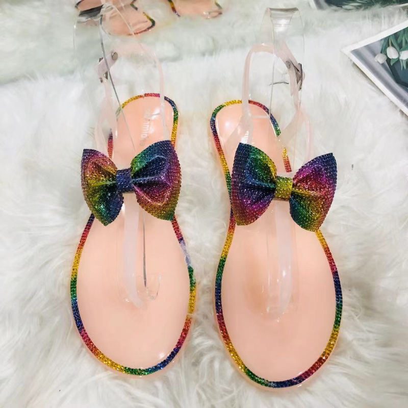 Moteriški PVC šlepetės su kaspinu ir deimantais – viršus PVC, padas PVC, injekcinis padas, plokščias kulnas, laisvalaikio stilius