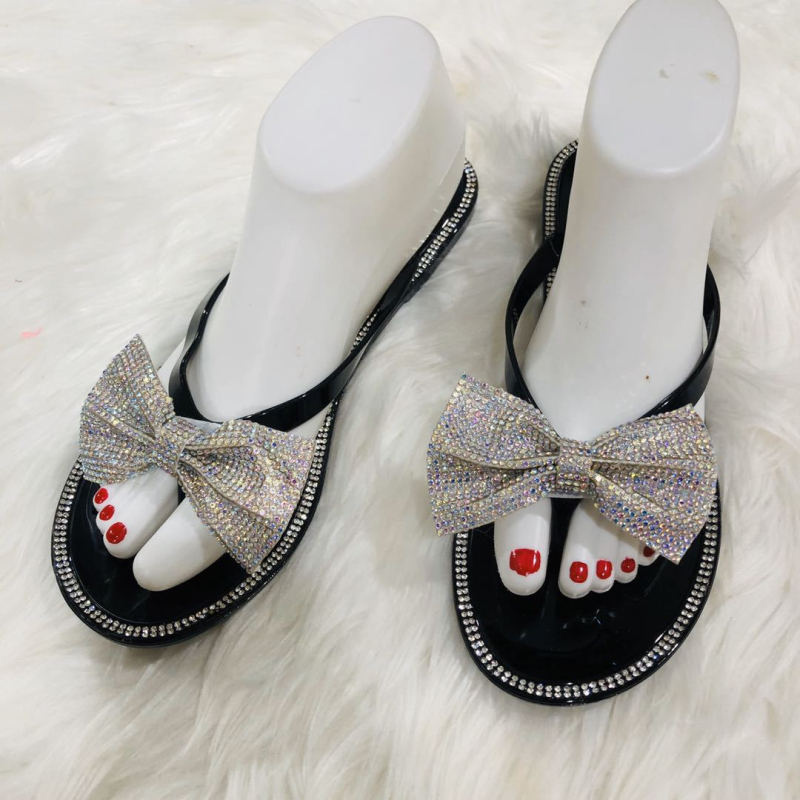 Moteriški PVC šlepetės su kaspinu ir deimantais – viršus PVC, padas PVC, injekcinis padas, plokščias kulnas, laisvalaikio stilius