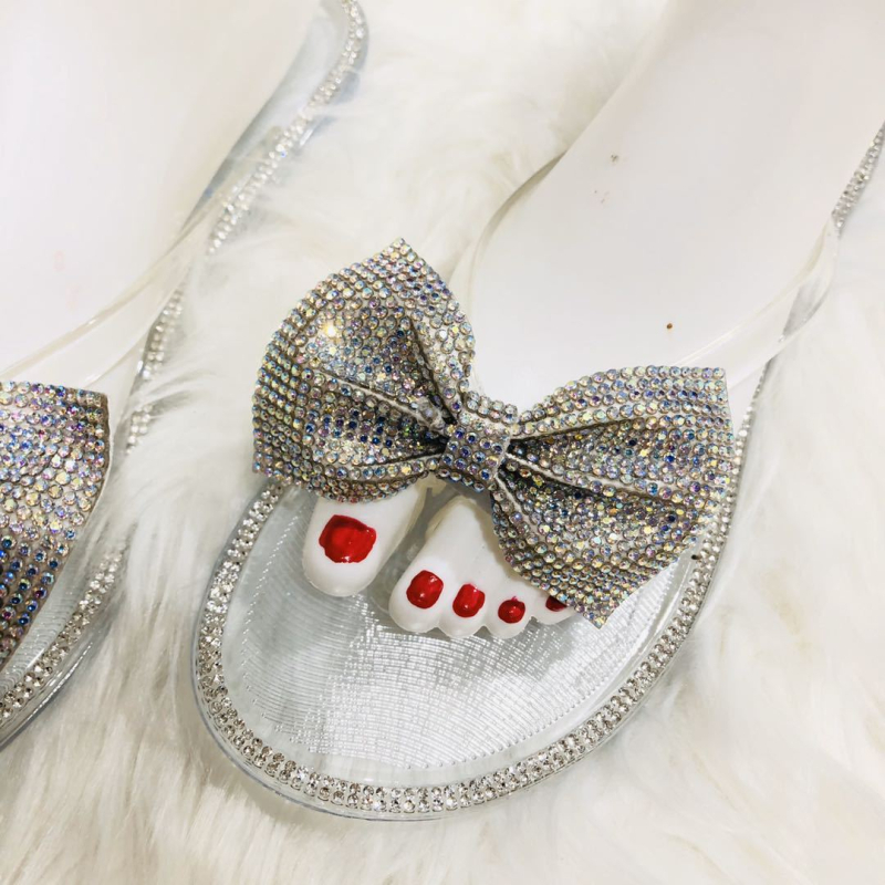 Moteriški PVC šlepetės su kaspinu ir deimantais – viršus PVC, padas PVC, injekcinis padas, plokščias kulnas, laisvalaikio stilius