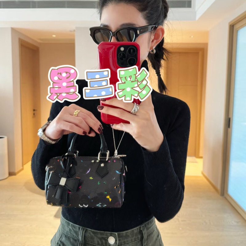 Geantă crossbody din piele naturală — alb tri-color cu stiluri pernă, fluture, găleată și scoică; Material: piele naturală; Caracteristici: primul strat de piele; Căptușeală: nailon; Închidere: fermoar; Formă: pătrat orizontal; Buzunare interioare: buzunar