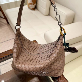 Gemansi ženska torba: gradska jednostavnost, od slame, pletena torba u obliku kante, unutarnji džep sa zatvaračem