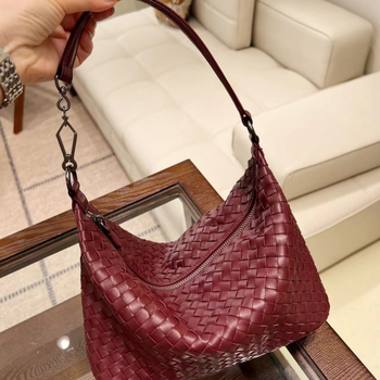 Gemansi ženska torba: gradska jednostavnost, od slame, pletena torba u obliku kante, unutarnji džep sa zatvaračem