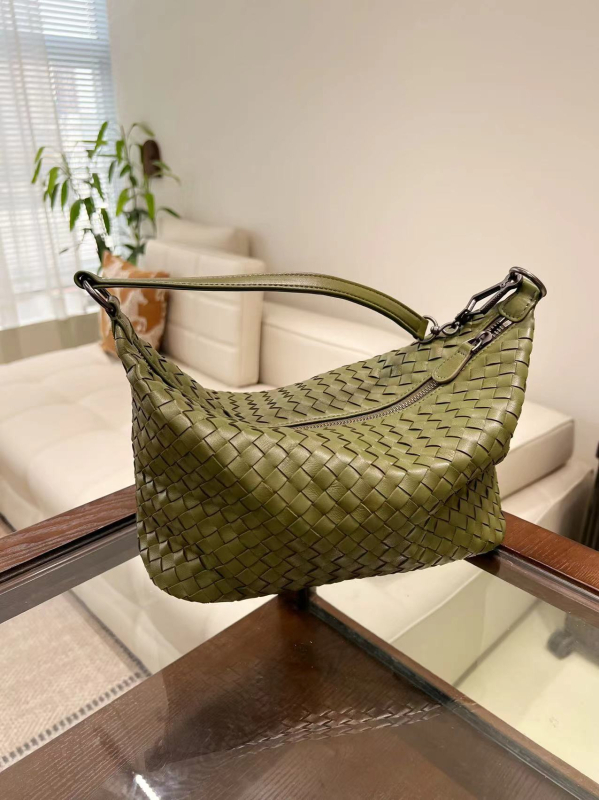 Gemansi ženska torba: gradska jednostavnost, od slame, pletena torba u obliku kante, unutarnji džep sa zatvaračem