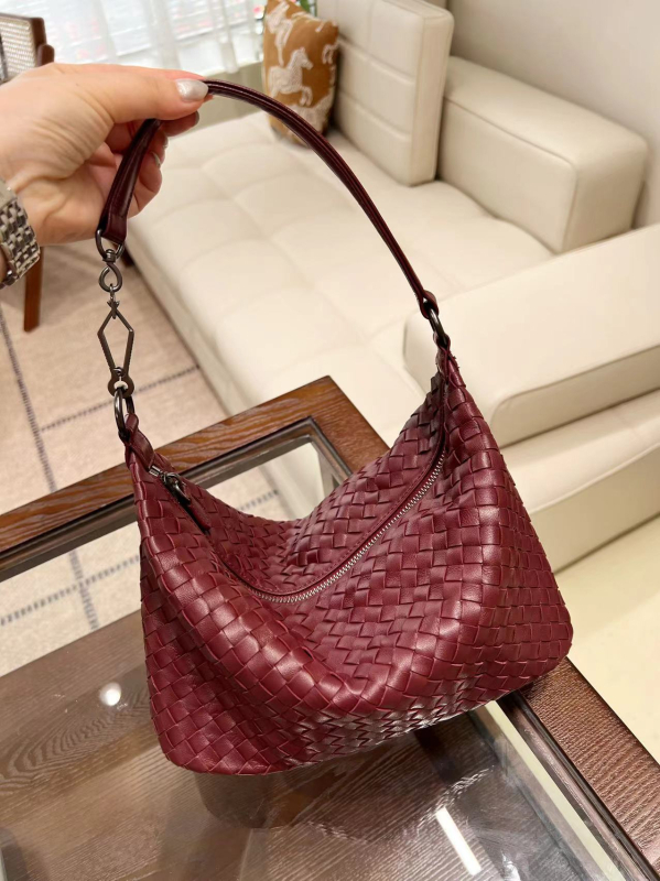 Gemansi ženska torba: gradska jednostavnost, od slame, pletena torba u obliku kante, unutarnji džep sa zatvaračem