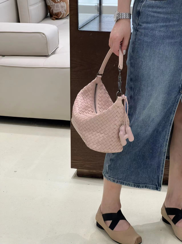 Gemansi ženska torba: gradska jednostavnost, od slame, pletena torba u obliku kante, unutarnji džep sa zatvaračem