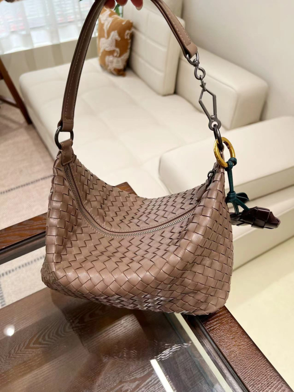 Gemansi ženska torba: gradska jednostavnost, od slame, pletena torba u obliku kante, unutarnji džep sa zatvaračem