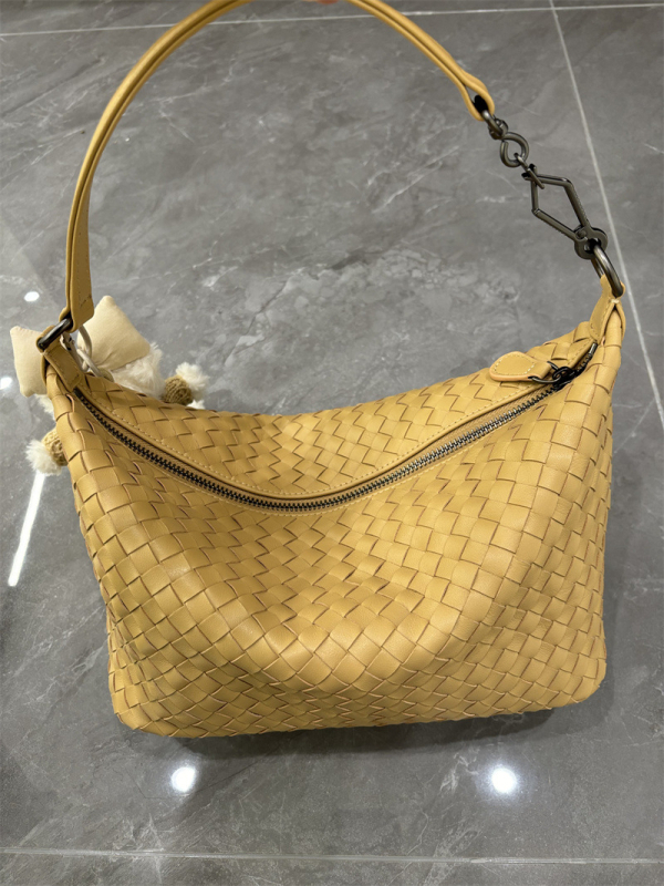 Gemansi ženska torba: gradska jednostavnost, od slame, pletena torba u obliku kante, unutarnji džep sa zatvaračem