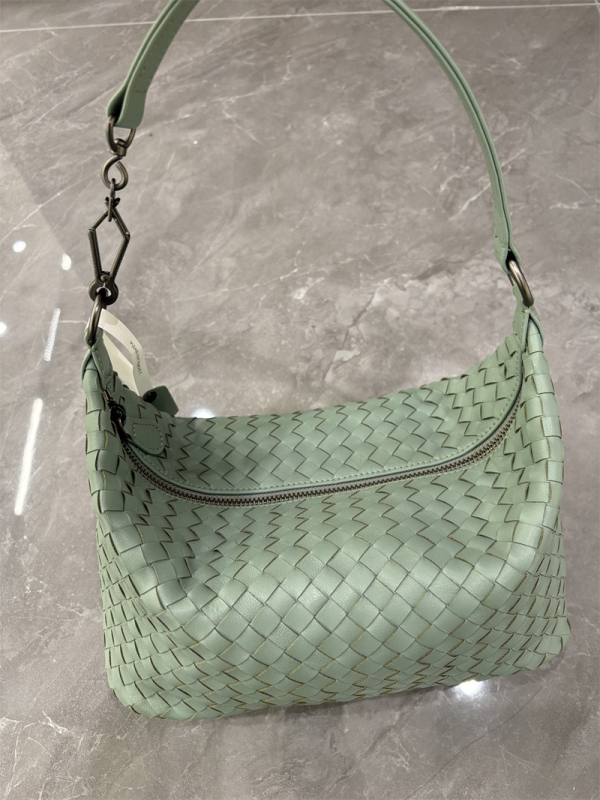 Gemansi ženska torba: gradska jednostavnost, od slame, pletena torba u obliku kante, unutarnji džep sa zatvaračem