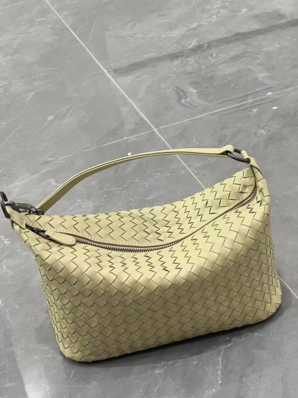 Gemansi ženska torba: gradska jednostavnost, od slame, pletena torba u obliku kante, unutarnji džep sa zatvaračem