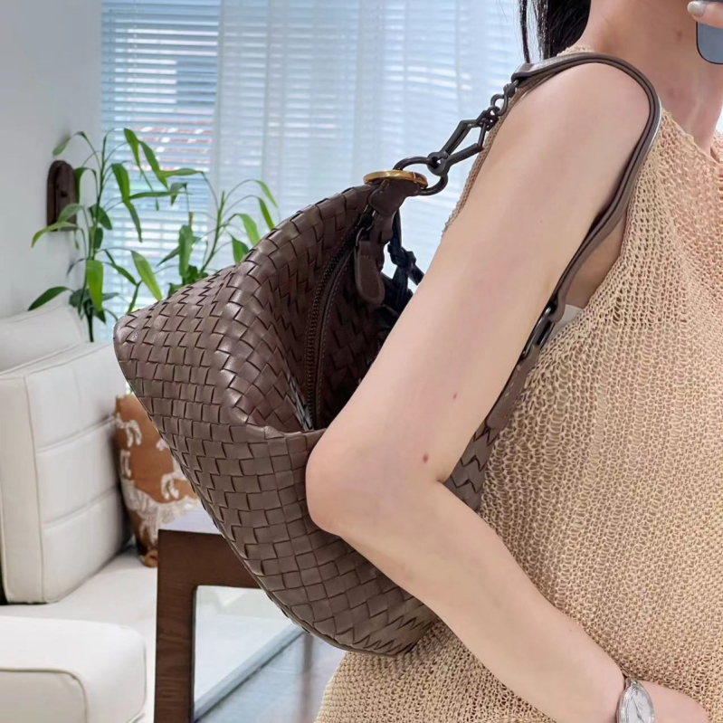 Gemansi ženska torba: gradska jednostavnost, od slame, pletena torba u obliku kante, unutarnji džep sa zatvaračem