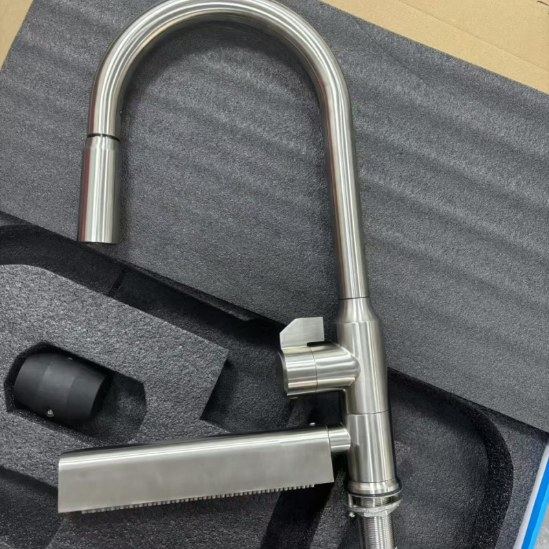 Издърпващ кухненски смесител от неръждаема стомана, модел LL-C101, вход/изход 10 мм, керамичен диск