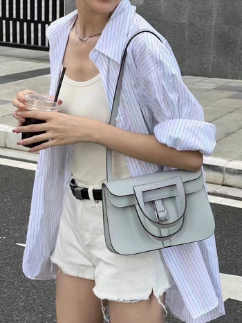 Hazan25 Peties rankinė iš pirmosios sluoksnio karvės odos, Saddle Bag stilius, kanopos formos sagtis, vertikalus kvadratinis siluetas, uždarymas su gaubtu