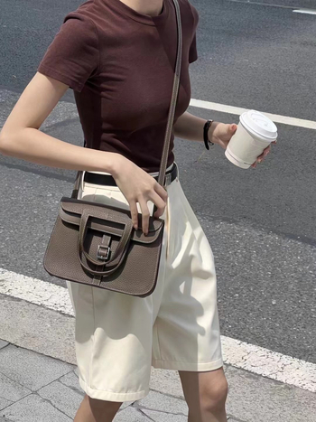 Hazan25 Peties rankinė iš pirmosios sluoksnio karvės odos, Saddle Bag stilius, kanopos formos sagtis, vertikalus kvadratinis siluetas, uždarymas su gaubtu