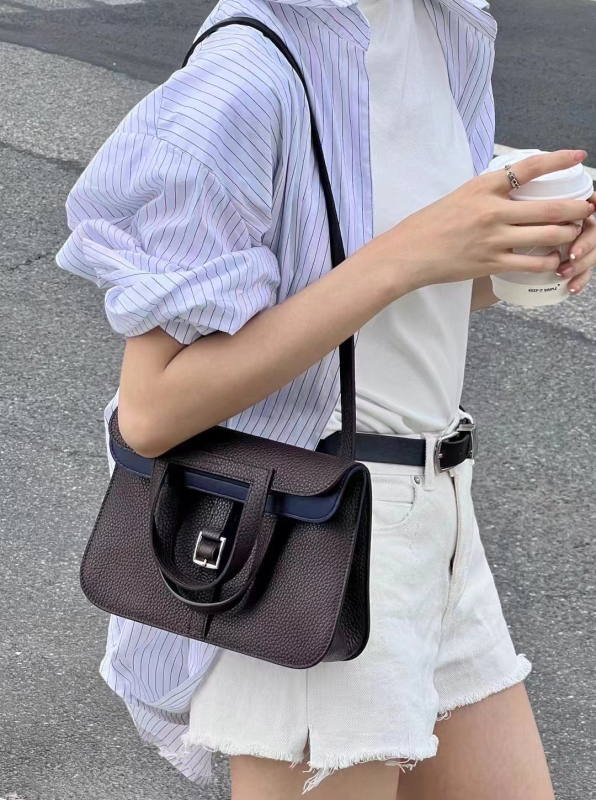 Hazan25 Peties rankinė iš pirmosios sluoksnio karvės odos, Saddle Bag stilius, kanopos formos sagtis, vertikalus kvadratinis siluetas, uždarymas su gaubtu