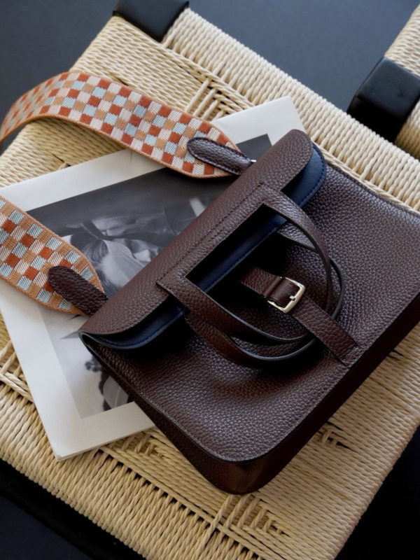 Hazan25 Peties rankinė iš pirmosios sluoksnio karvės odos, Saddle Bag stilius, kanopos formos sagtis, vertikalus kvadratinis siluetas, uždarymas su gaubtu