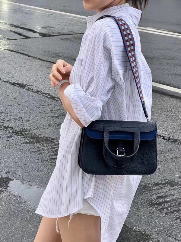 Hazan25 Peties rankinė iš pirmosios sluoksnio karvės odos, Saddle Bag stilius, kanopos formos sagtis, vertikalus kvadratinis siluetas, uždarymas su gaubtu