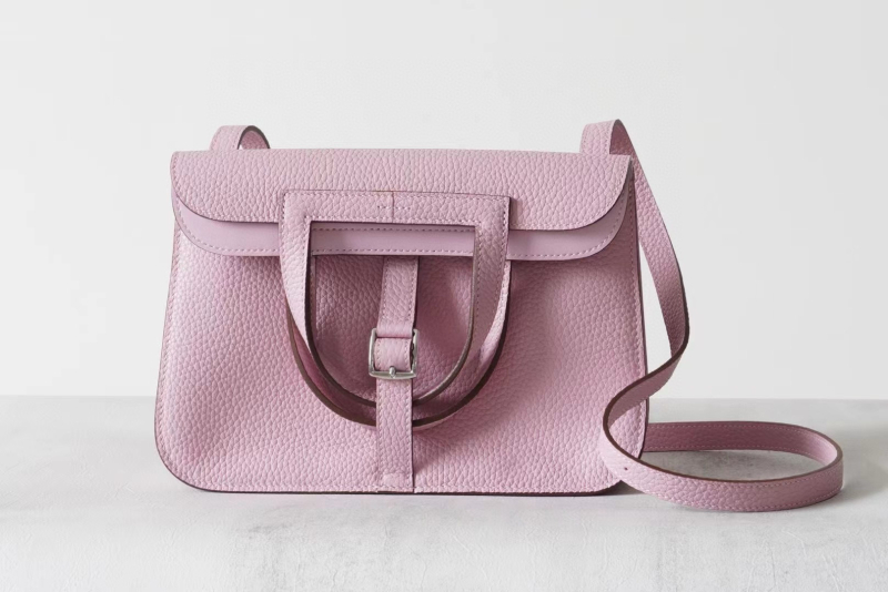 Hazan25 Peties rankinė iš pirmosios sluoksnio karvės odos, Saddle Bag stilius, kanopos formos sagtis, vertikalus kvadratinis siluetas, uždarymas su gaubtu