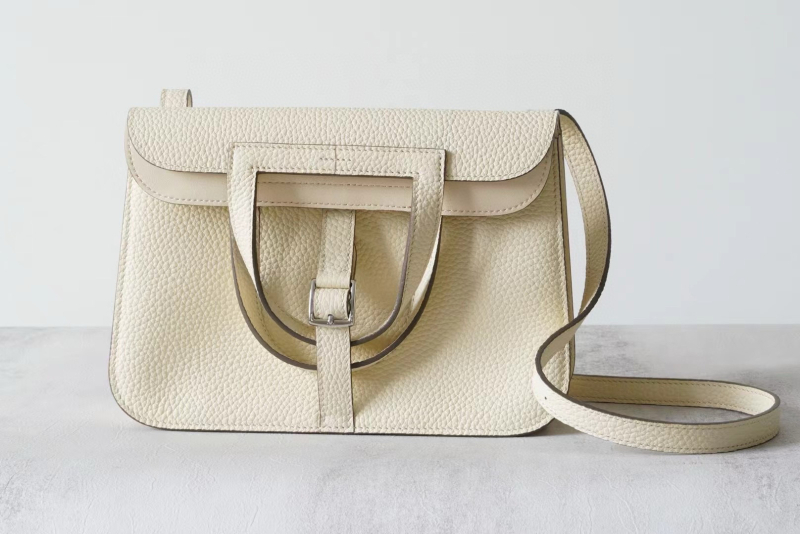 Hazan25 Peties rankinė iš pirmosios sluoksnio karvės odos, Saddle Bag stilius, kanopos formos sagtis, vertikalus kvadratinis siluetas, uždarymas su gaubtu