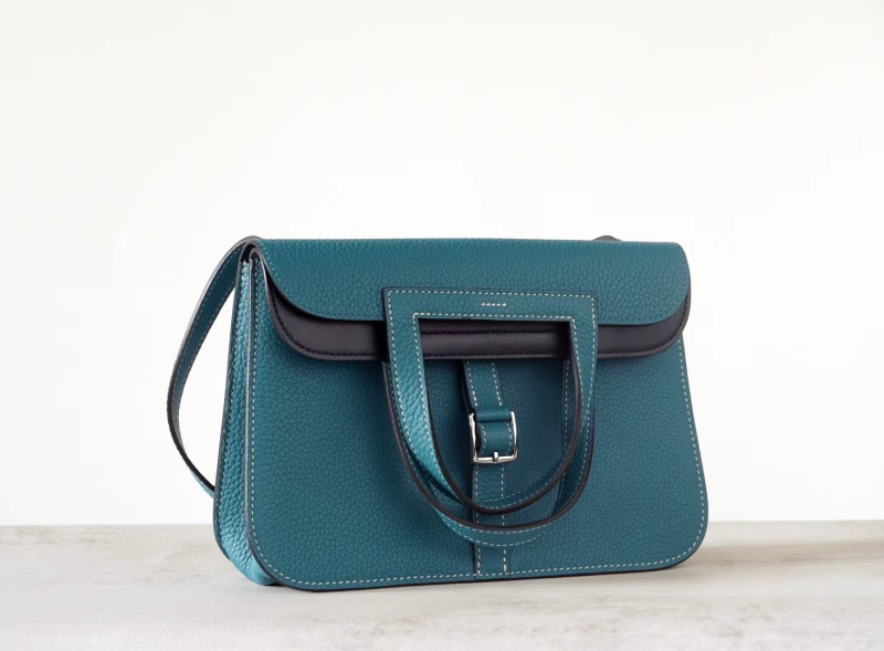 Hazan25 Peties rankinė iš pirmosios sluoksnio karvės odos, Saddle Bag stilius, kanopos formos sagtis, vertikalus kvadratinis siluetas, uždarymas su gaubtu