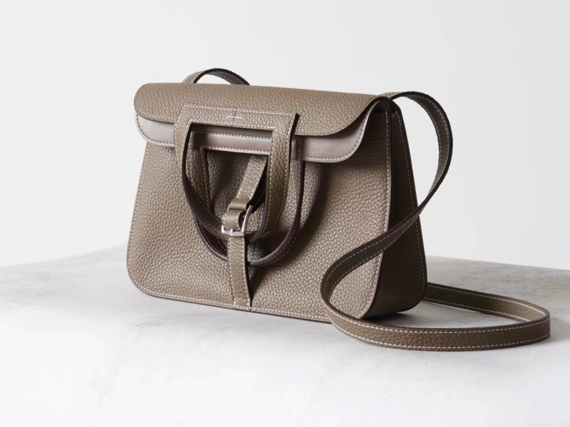 Hazan25 Peties rankinė iš pirmosios sluoksnio karvės odos, Saddle Bag stilius, kanopos formos sagtis, vertikalus kvadratinis siluetas, uždarymas su gaubtu