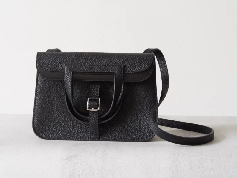 Hazan25 Peties rankinė iš pirmosios sluoksnio karvės odos, Saddle Bag stilius, kanopos formos sagtis, vertikalus kvadratinis siluetas, uždarymas su gaubtu