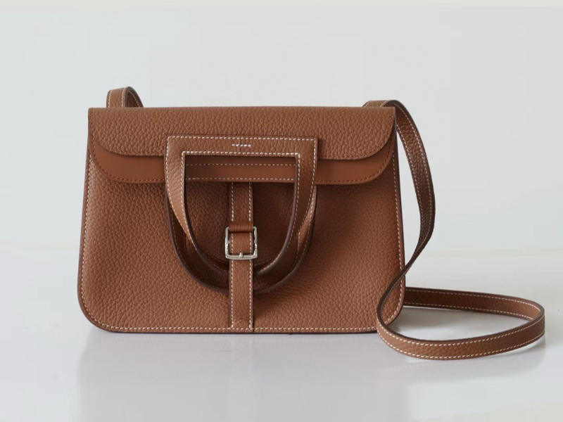 Hazan25 Peties rankinė iš pirmosios sluoksnio karvės odos, Saddle Bag stilius, kanopos formos sagtis, vertikalus kvadratinis siluetas, uždarymas su gaubtu