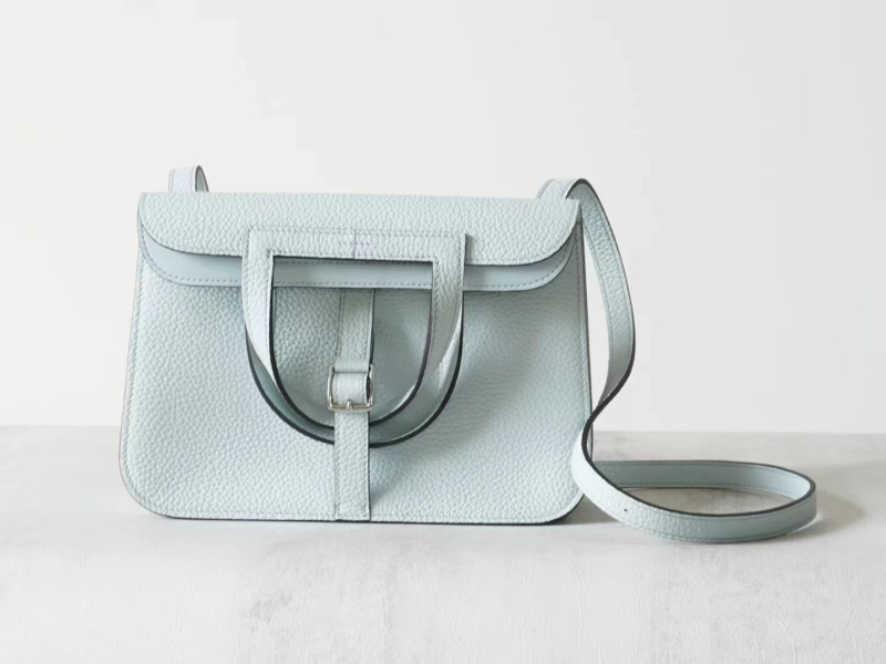 Hazan25 Peties rankinė iš pirmosios sluoksnio karvės odos, Saddle Bag stilius, kanopos formos sagtis, vertikalus kvadratinis siluetas, uždarymas su gaubtu