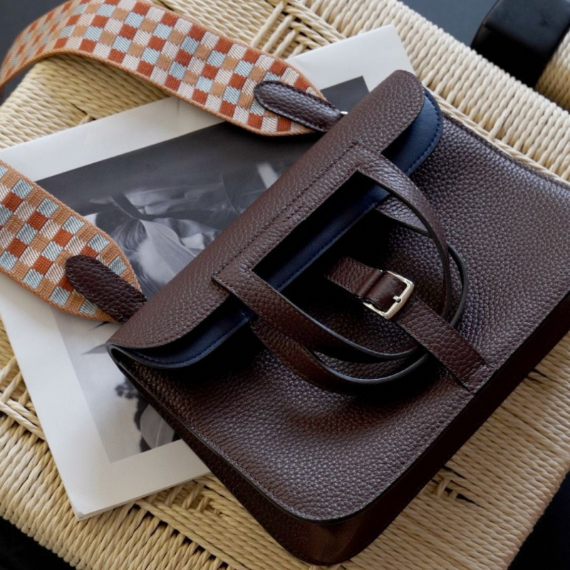 Hazan25 Peties rankinė iš pirmosios sluoksnio karvės odos, Saddle Bag stilius, kanopos formos sagtis, vertikalus kvadratinis siluetas, uždarymas su gaubtu