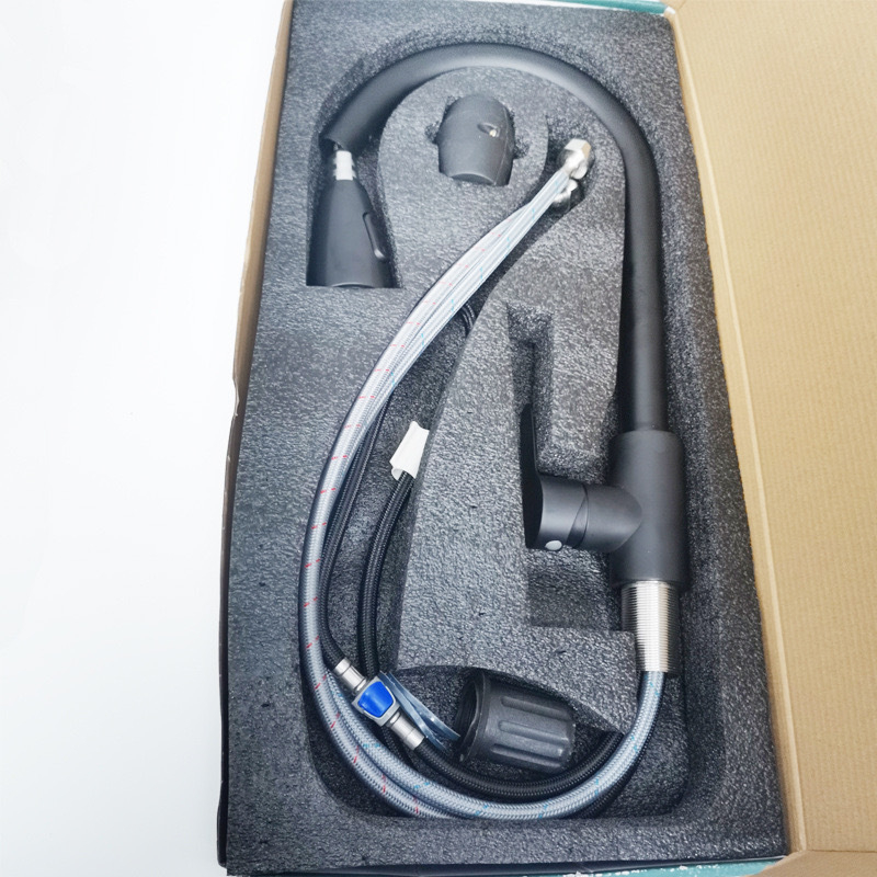 Кухненски смесител от неръждаема стомана с издърпващ се чучур, въртене на гореща/студена вода, модел H-00130, 0.8 MPa, 65°C, керамична клапанна глава