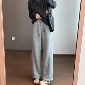 Sportinės kelnės su elastine juosta, medvilnės-poliesterio mišinys, fleece pamušalas, tiesus kirpimas, ruduo 2025, kasdienis stilius