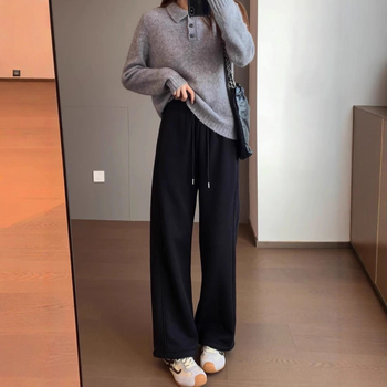 Sportinės kelnės su elastine juosta, medvilnės-poliesterio mišinys, fleece pamušalas, tiesus kirpimas, ruduo 2025, kasdienis stilius
