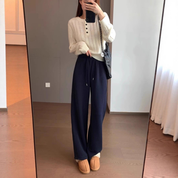 Sportinės kelnės su elastine juosta, medvilnės-poliesterio mišinys, fleece pamušalas, tiesus kirpimas, ruduo 2025, kasdienis stilius