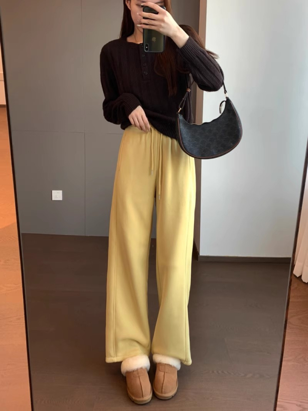 Sportinės kelnės su elastine juosta, medvilnės-poliesterio mišinys, fleece pamušalas, tiesus kirpimas, ruduo 2025, kasdienis stilius