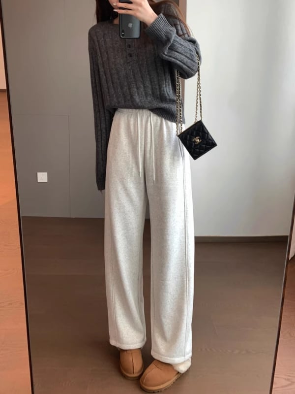 Sportinės kelnės su elastine juosta, medvilnės-poliesterio mišinys, fleece pamušalas, tiesus kirpimas, ruduo 2025, kasdienis stilius