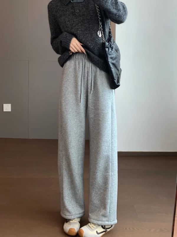 Sportinės kelnės su elastine juosta, medvilnės-poliesterio mišinys, fleece pamušalas, tiesus kirpimas, ruduo 2025, kasdienis stilius