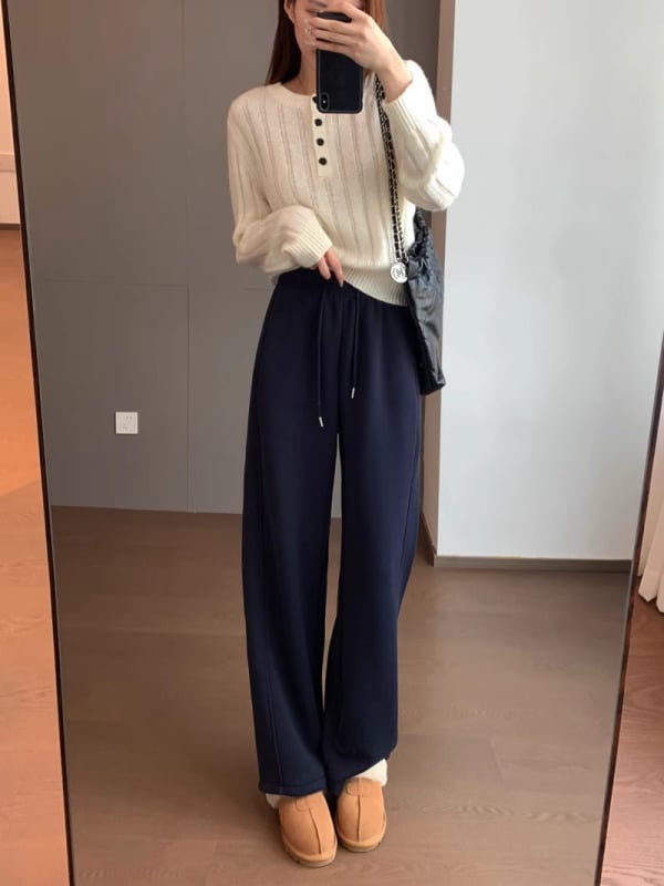 Sportinės kelnės su elastine juosta, medvilnės-poliesterio mišinys, fleece pamušalas, tiesus kirpimas, ruduo 2025, kasdienis stilius