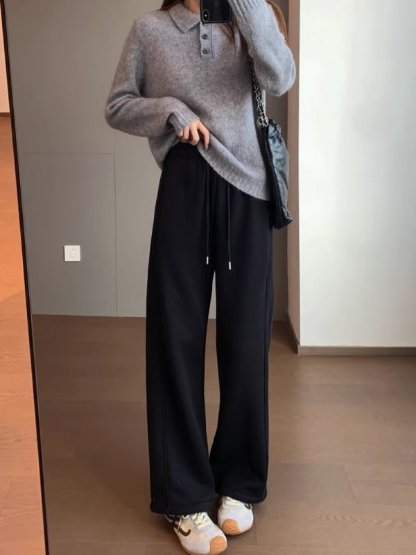 Sportinės kelnės su elastine juosta, medvilnės-poliesterio mišinys, fleece pamušalas, tiesus kirpimas, ruduo 2025, kasdienis stilius