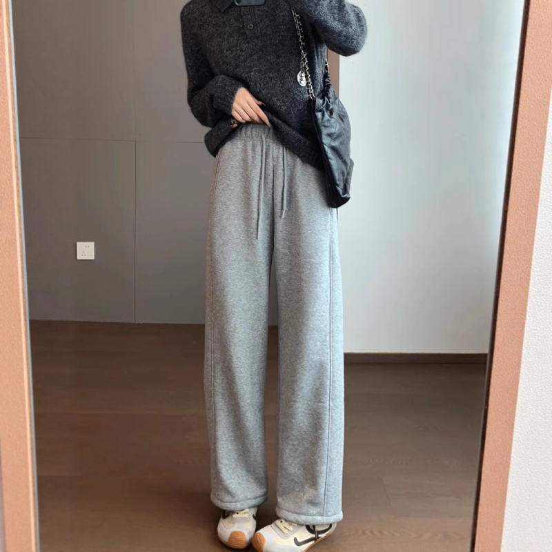 Sportinės kelnės su elastine juosta, medvilnės-poliesterio mišinys, fleece pamušalas, tiesus kirpimas, ruduo 2025, kasdienis stilius