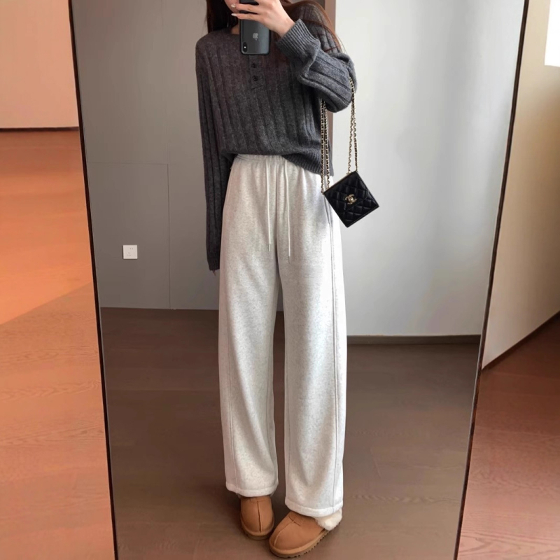 Sportinės kelnės su elastine juosta, medvilnės-poliesterio mišinys, fleece pamušalas, tiesus kirpimas, ruduo 2025, kasdienis stilius