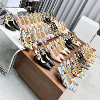 Sandalai su vienu dirželiu iš satino (satino viršus, smailus pirštas, gumos padas, pavasaris 2025)