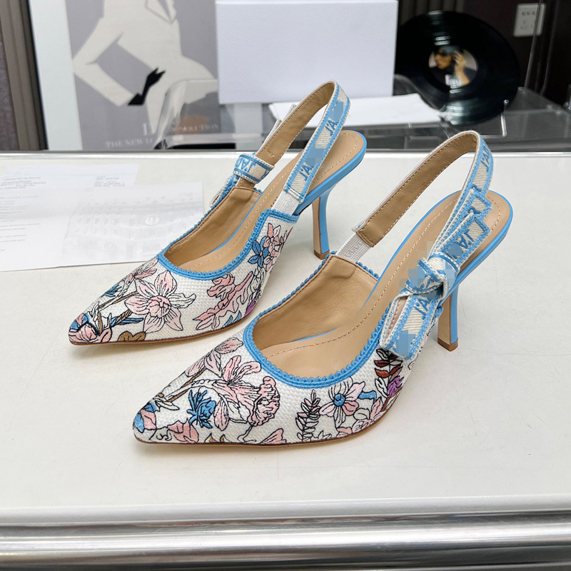 Sandalai su vienu dirželiu iš satino (satino viršus, smailus pirštas, gumos padas, pavasaris 2025)