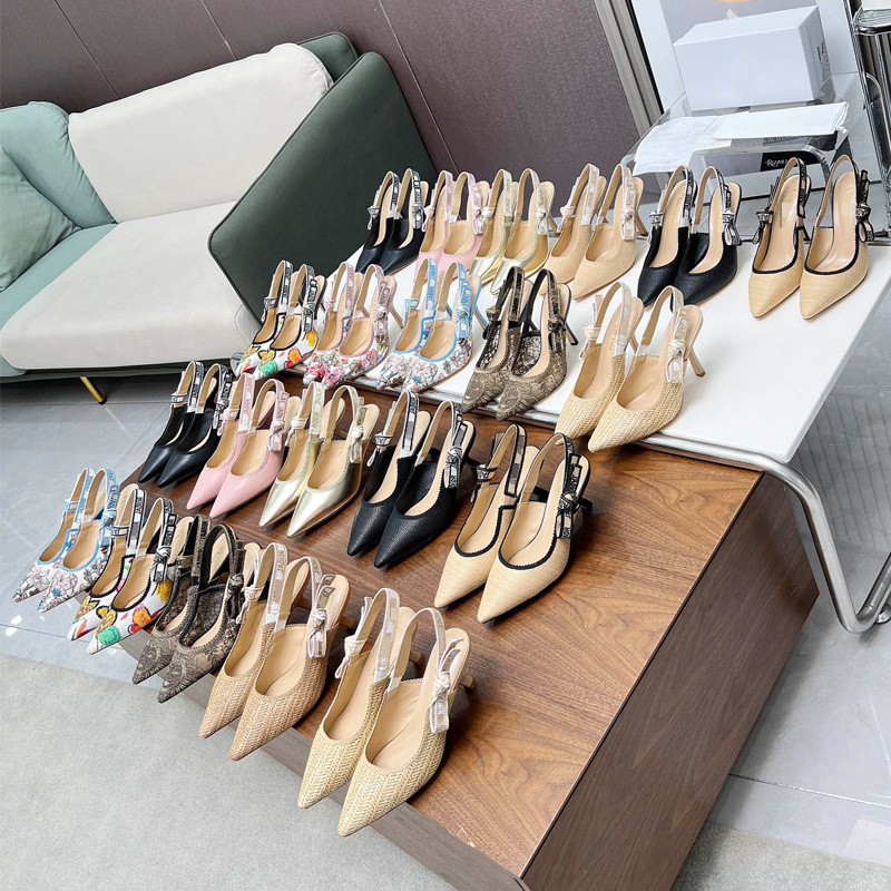 Sandalai su vienu dirželiu iš satino (satino viršus, smailus pirštas, gumos padas, pavasaris 2025)