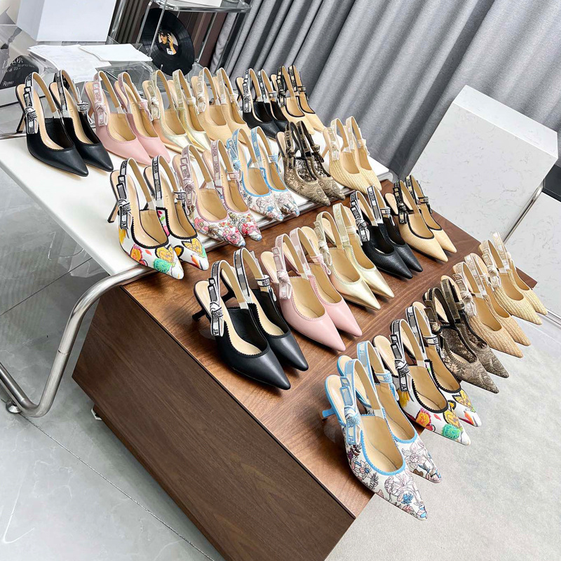 Sandalai su vienu dirželiu iš satino (satino viršus, smailus pirštas, gumos padas, pavasaris 2025)