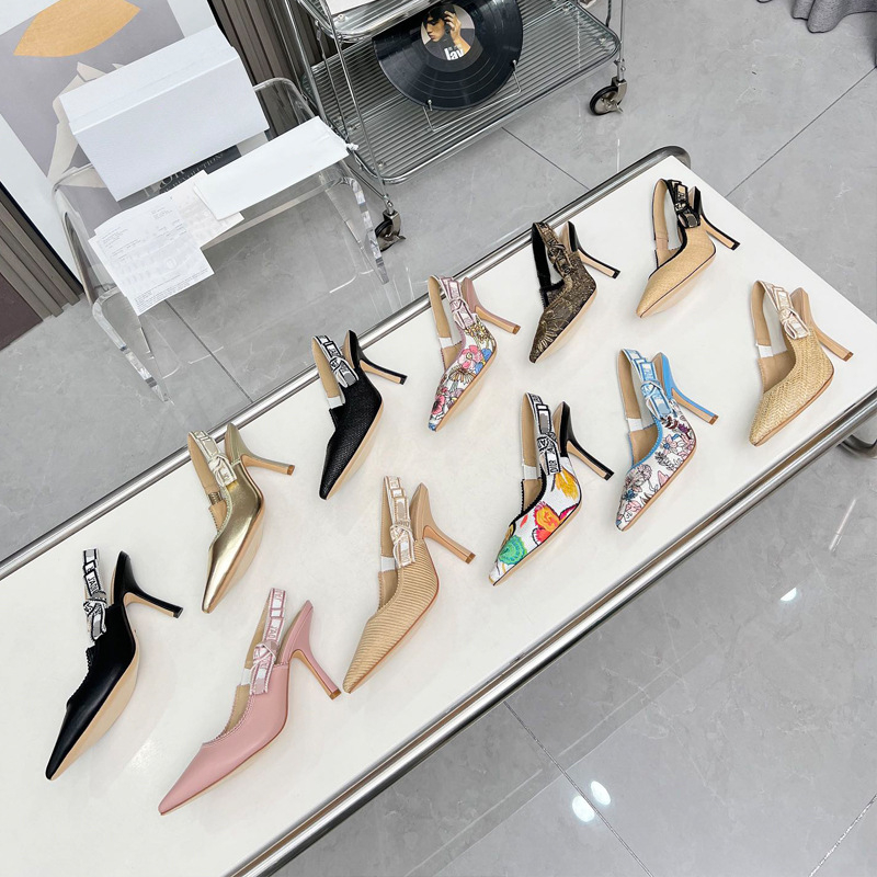 Sandalai su vienu dirželiu iš satino (satino viršus, smailus pirštas, gumos padas, pavasaris 2025)