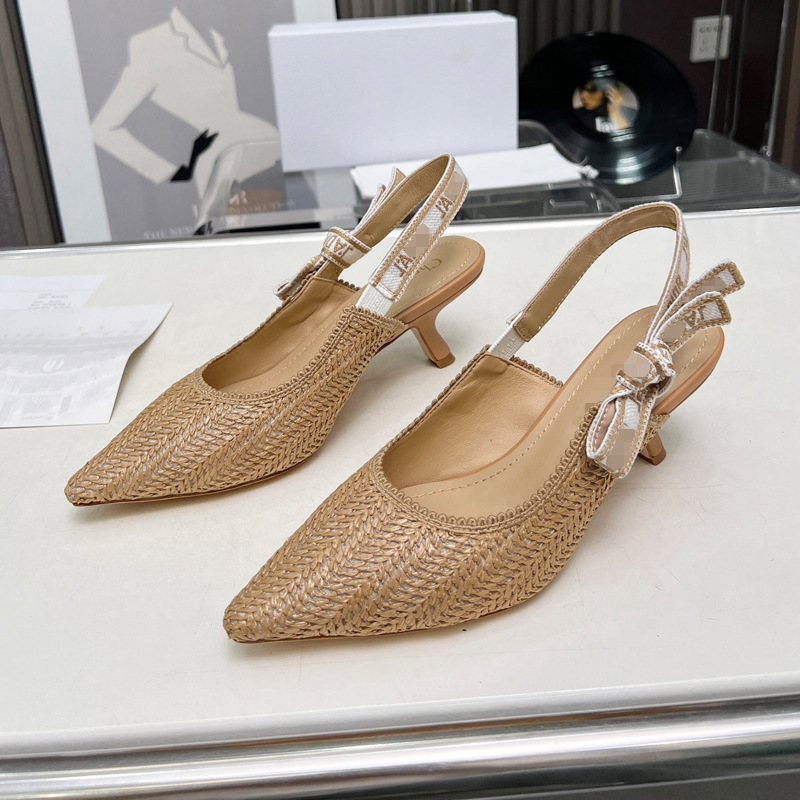 Sandalai su vienu dirželiu iš satino (satino viršus, smailus pirštas, gumos padas, pavasaris 2025)